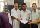 Bajpur: सड़क किनारे-किनारे सारी ग्राम सभा के घरो व नालियों का कचरा पन्नी हटाने की मांग।
