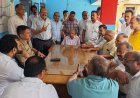 Bajpur: दिनदहाड़े सोने की अंगूठी लूटने को लेकर व्यापारियों ने एसएसआई को घेरा। 