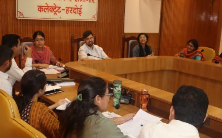 Hardoi : सीएम डैशबोर्ड की समीक्षा, जिलाधिकारी ने राजस्व वसूली और विकास कार्यों में तेजी लाने के दिए निर्देश