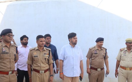 Hardoi : जिला कारागार का जिलाधिकारी और पुलिस अधीक्षक ने किया औचक निरीक्षण, व्यवस्थाओं को परखने के साथ बंदियों का जाना हाल