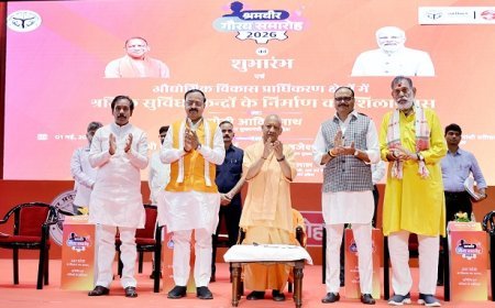 लखनऊ में ‘श्रमवीर गौरव समारोह 2026’: योगी आदित्यनाथ ने श्रमिक कल्याण के लिए गिनाईं बड़ी उपलब्धियां।