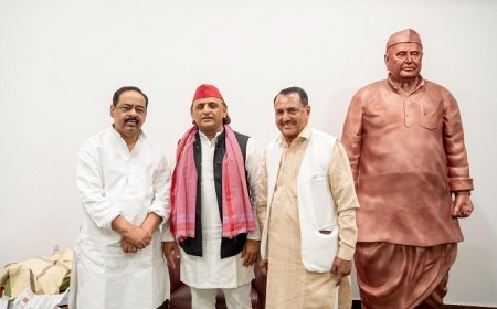 लखनऊ में सपा शक्ति प्रदर्शन: हाजी फ़ज़लुर्रहमान की अखिलेश यादव से मुलाक़ात, 2027 की रणनीति पर मंथन। 