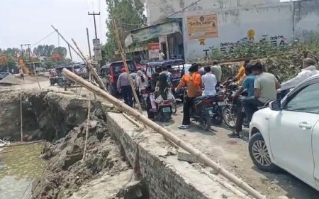 Bajpur: बरसात से पहले पुल का निर्माण नहीं हुआ तो लोगो को बाढ़ का सामना करना पड़ेगा। 