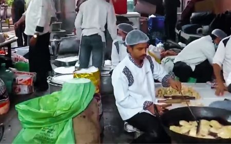 दिल्ली भाजपा मुख्यालय में विजय उत्सव की तैयारी: रुझानों में बढ़त देख कढ़ाइयों में छनने लगी पूरियां और बनने लगीं मिठाइयां।