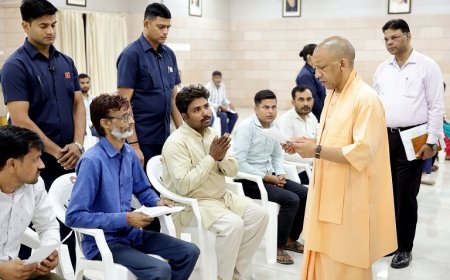 Lucknow: 'पढ़ेगा यूपी, बढ़ेगा यूपी' – जनता दर्शन में सीएम योगी का बड़ा संदेश।