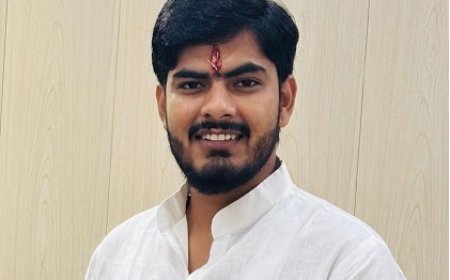 Hardoi: पूर्णकालिक जीवन से लौटे ऋषभ कात्यायन, भाजपा में शामिल होने की अटकलें तेज। 