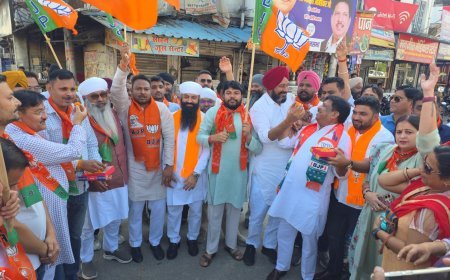 Bajpur: पश्चिम बंगाल की जीत पर भाजपाइयों ने मिष्ठान वितरण किया। 