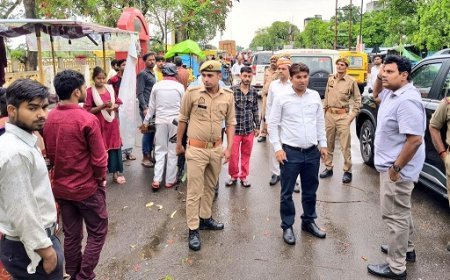 Sitapur: भारी बारिश के बीच डीएम ने किया काशीराम कॉलोनी का निरीक्षण, जल निकासी, बिजली व्यवस्था और गिरे पेड़ों को हटाने के दिए निर्देश।