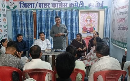 हरदोई में कांग्रेस की मासिक बैठक: बदहाल सड़कें और जलभराव पर गहरी चिंता, हर रविवार वार्डों में उतरेगी टीम।