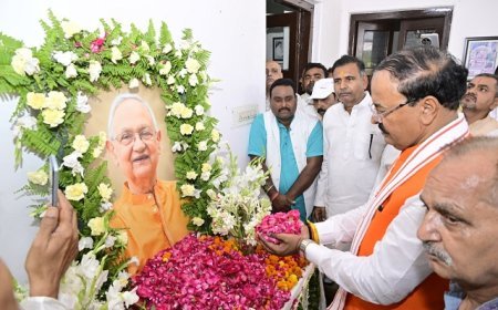 Lucknow: उप मुख्यमंत्री केशव प्रसाद मौर्य ने प्रो. रीता बहुगुणा जोशी के पति स्व. पी.सी. जोशी को दी श्रद्धांजलि।