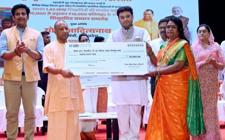 Lucknow: शिक्षामित्र सम्मान समारोह: मानदेय बढ़ोतरी के साथ शिक्षा व्यवस्था में बड़े बदलाव, सीएम ने वितरित किए चेक।