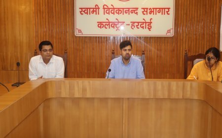 Hardoi: चकबंदी मामलों के शीघ्र निस्तारण पर डीएम सख्त, 5 वर्ष से अधिक लंबित वादों पर जताई नाराजगी। 