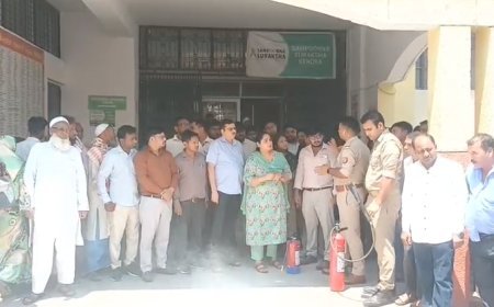 Sambhal: जिला अस्पताल में फायर मॉक ड्रिल, आग से बचाव के गुर सिखाए गए। 