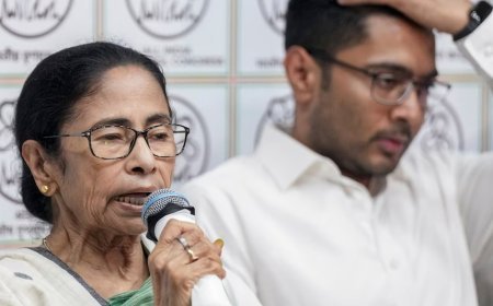 ममता बनर्जी का चुनाव आयोग पर सीधा प्रहार, कहा- हमारी लड़ाई भाजपा से नहीं बल्कि चुनाव आयोग से थी।