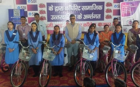 Bajpur: साइकिल पाकर खुश हुई बालिकाएं,एसबीआई ने किया अपने दायित्व का निर्वहन,100 बालिकाओं के चेहरे पर लाई गई मुस्कान। 
