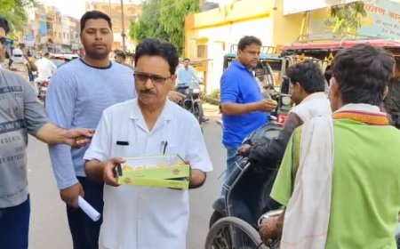 Sambhal: स्मार्ट मीटर पर सरकार का यू-टर्न: डॉ. नाजिम ने मिठाई बांटकर मनाई खुशी। 
