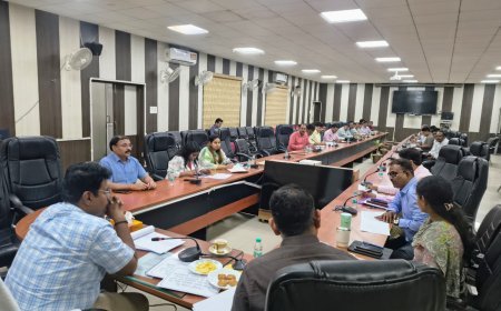 Sitapur: गेहूं खरीद में ढिलाई पर डीएम सख्त: लक्ष्य से पीछे एजेंसियों पर नाराजगी, 48 घंटे में भुगतान के निर्देश।