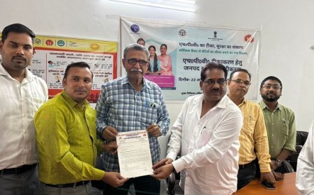 Hardoi: राष्ट्रीय स्वास्थ्य मिशन संविदा कर्मचारी संघ संबद्ध भारतीय मजदूर संघ ने सीएमओ को सौंपा ज्ञापन। 