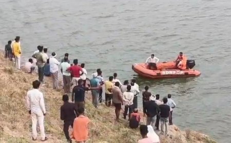 हमीरपुर में यमुना नदी के बीचों-बीच बड़ा हादसा: नाविक की लापरवाही ने डुबोई नाव, कई लोग लापता।
