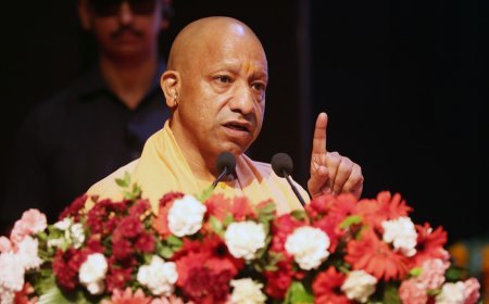 Lucknow: डीपी में ‘सिंदूर’ और कवर पर ‘ब्रह्मोस’ से सीएम योगी ने दी 'दुश्मन' को चेतावनी। 
