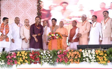 मुख्यमंत्री योगी आदित्यनाथ ने देवबंद में अपने चिर-परिचित अंदाज़ में विपक्ष और इशारों में 'देवबंद दारुल उलूम पर तीखे निशाने साधे। 
