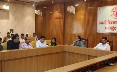 Hardoi: मनरेगा और 15वें वित्त आयोग के कार्यों की समीक्षा बैठक सम्पन्न, डीएम अनुनय झा ने अधिकारियों को दिए सख्त निर्देश। 