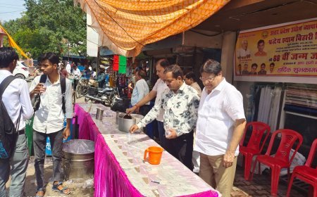 Hardoi : श्याम बिहारी मिश्र की जयंती पर व्यापार मंडल ने लोगों को पिलाया ठंडा शरबत