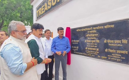 Ballia : वैदिक मंत्रोच्चार के बीच हुआ अभिलेखागार का लोकार्पण, डीएम और निदेशक पेंशन ने किया पौधरोपण, चंदन का पौधा लगाया