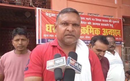 Ballia : शराब की दुकान हटाने की मांग को लेकर उग्र हुआ प्रदर्शन, आबकारी अधिकारी का पुतला फूंका
