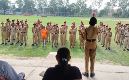 Hardoi : हरदोई स्पोर्ट्स स्टेडियम में स्वजनगणना जागरूकता कार्यक्रम आयोजित, युवाओं ने ली शपथ