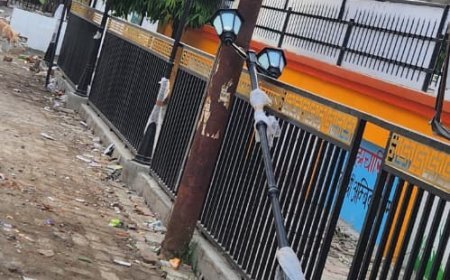 Sitapur : सुंदरीकरण की गुणवत्ता पर उठे सवाल, कलेक्ट्रेट और एसपी ऑफिस के पास टेढ़े हुए पोल
