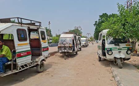 Ayodhya : अयोध्या के रामपथ पर अवैध कब्जा, पैदल चलने की जगह बना टेम्पो स्टैंड और दुकानों का अड्डा