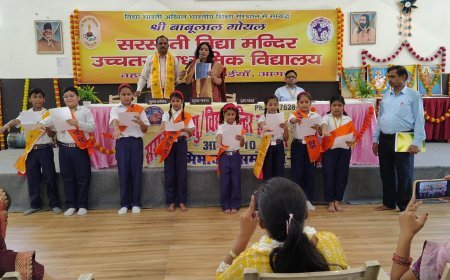 Agra : सरस्वती विद्या मंदिर में अभिभावक सम्मेलन और छात्र संसद का शपथ ग्रहण समारोह आयोजित