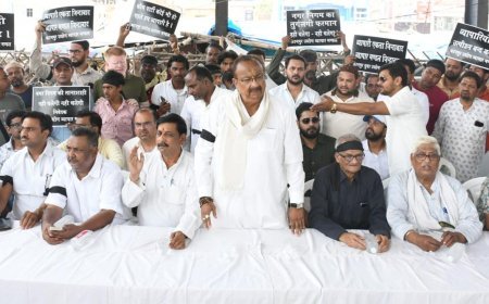 Kanpur : परेड बाजार को खाली करने के नोटिस के खिलाफ व्यापारियों का काली पट्टी बांधकर प्रदर्शन