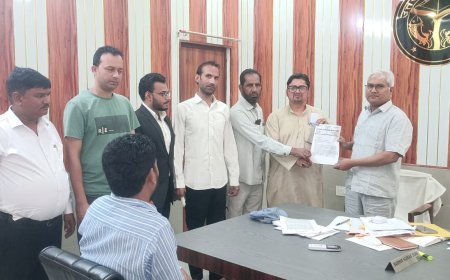 Sambhal : पुरुष आयोग और पुलिस शिकायत आयोग की मांग को लेकर आजाद अधिकार सेना का प्रदर्शन, राष्ट्रपति को भेजा ज्ञापन