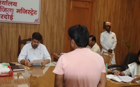 Hardoi : जिलाधिकारी ने जनसुनवाई में सुनीं 114 शिकायतें, त्वरित समाधान के निर्देश