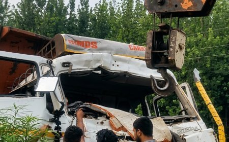 Bajpur : डंपर और अज्ञात वाहन की टक्कर, हादसे में चालक की जान गई और सहायक घायल