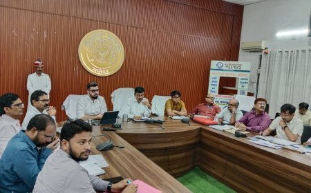 Ballia : आईजीआरएस समीक्षा में डीएम सख्त, शिकायतों के निस्तारण में लापरवाही पर वेतन रोकने की चेतावनी