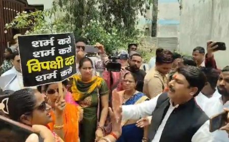 Sitapur : महिला आरक्षण बिल पर बढ़ा सियासी पारा- भाजपा कार्यकर्ताओं का प्रदर्शन और सपा सांसद से पुलिस की बहस