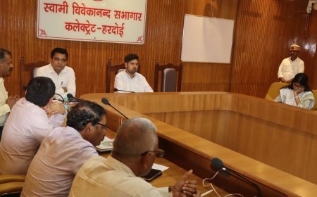 Hardoi : जिलाधिकारी ने की विकास कार्यों की समीक्षा, अधूरे काम जल्द पूरे करने और गुणवत्ता सुधारने के निर्देश