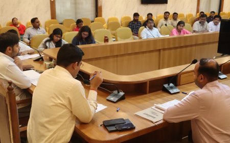 Hardoi : शहीद ग्रामों में बनेंगे 'गौरव पथ' और तोरण द्वार, जिलाधिकारी ने सैनिक बंधु की बैठक में समस्याओं के समाधान के दिए निर्देश