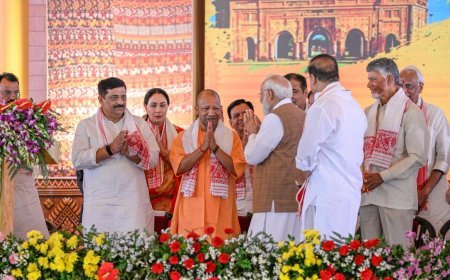 Lucknow : असम सरकार के शपथ ग्रहण समारोह में शामिल हुए उत्तर प्रदेश के मुख्यमंत्री, हिमंता बिस्वा सरमा को दी बधाई