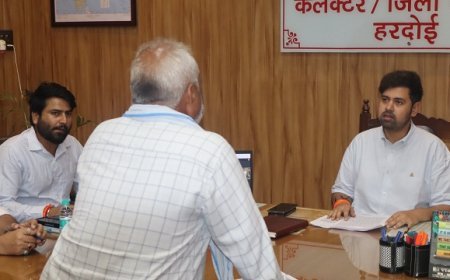 Hardoi: जनसुनवाई में डीएम अनुनय झा सख्त, 100 शिकायतों के त्वरित निस्तारण के दिए निर्देश। 