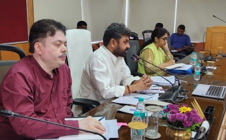 Lucknow: 09 मंडलों की समीक्षा बैठक में आयुष मंत्री सख्त, बोले- मरीजों को बेहतर स्वास्थ्य सेवाएं देना प्राथमिकता। 
