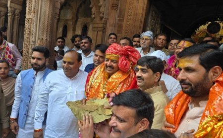 Lucknow : बांके बिहारी जी के दर्शन कर उप मुख्यमंत्री केशव प्रसाद मौर्य ने प्रदेशवासियों के सुख-समृद्धि की कामना की
