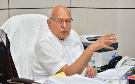 Lucknow : कृषि मंत्री ने सरदार वल्लभभाई पटेल कृषि विश्वविद्यालय के नवीन शैक्षणिक कार्यक्रमों के प्रस्तुतीकरण का अवलोकन किया