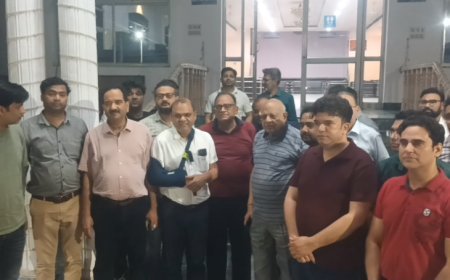 Sambhal: कोतवाली से अस्पताल तक हंगामा: डॉक्टर ने लगाए धमकी और अभद्रता के आरोप, बोले- झूठे केस में फंसाने व ट्रक चढ़ाने की दी धमकी।