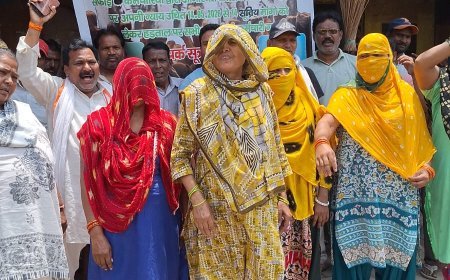 Hathras : मांगें पूरी न होने पर सासनी में सफाई कर्मचारियों की अनिश्चितकालीन हड़ताल