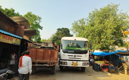Sitapur : मधवापुर चौराहे पर डम्पर खराब होने से लगा लंबा जाम, राहगीर बेहाल