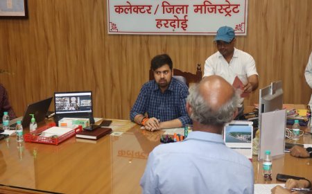 Hardoi : जिलाधिकारी ने जनसुनवाई में सुनीं 60 शिकायतें, निस्तारण के दिए निर्देश